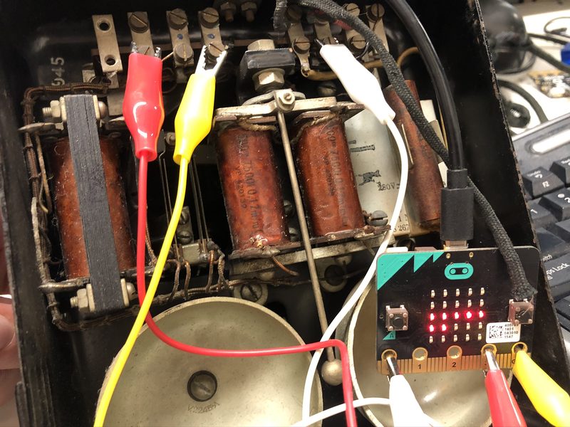 /gitea/c_meyer/pxt-calliope/raw/commit/07763b675f3c2e14e27aac3eae162be3ccac3504/docs/static/mb/projects/rotary-dial-radio/wired.jpg