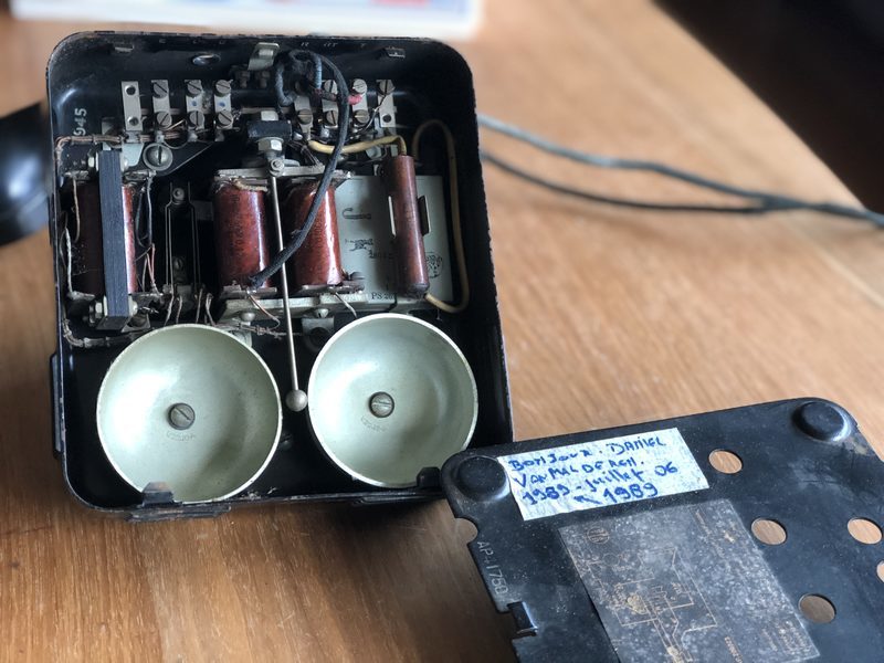 /gitea/c_meyer/pxt-calliope/raw/commit/4ad347214dcfea832d90cc362350704f82b02a14/docs/static/mb/projects/rotary-dial-radio/guts.jpg