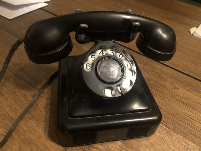 /gitea/c_meyer/pxt-calliope/raw/commit/4ad347214dcfea832d90cc362350704f82b02a14/docs/static/mb/projects/rotary-dial-radio/oldphone.jpg