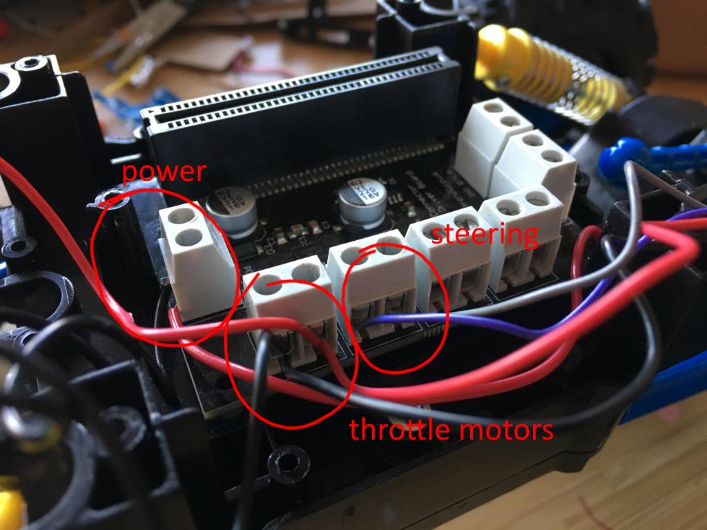 /gitea/c_meyer/pxt-calliope/raw/commit/c258a5553d7745fb13d712758db7bd4a0e6d5471/docs/static/mb/projects/rc-car/wiring.jpg