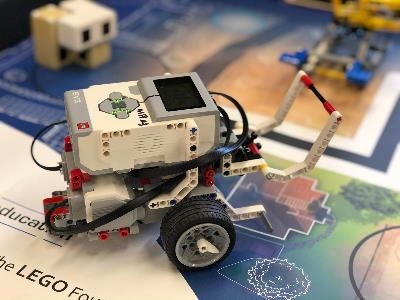 /gitea/c_meyer/pxt-ev3/raw/commit/1784f21ff9a568621912465933e20b688dde5b1f/docs/static/tutorials/city-shaper/robot1.jpg