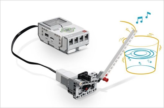 /gitea/c_meyer/pxt-ev3/raw/commit/a54007d9ae3971b7014d9132aa5e96c761f3d23c/docs/static/lessons/make-a-sound-machine/lego-maker-sound-machine-1.jpg