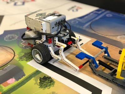 /gitea/c_meyer/pxt-ev3/raw/commit/aaa1887b28d4c07a6c5e3f07e6d45e05d91f0409/docs/static/tutorials/city-shaper/robot2.jpg